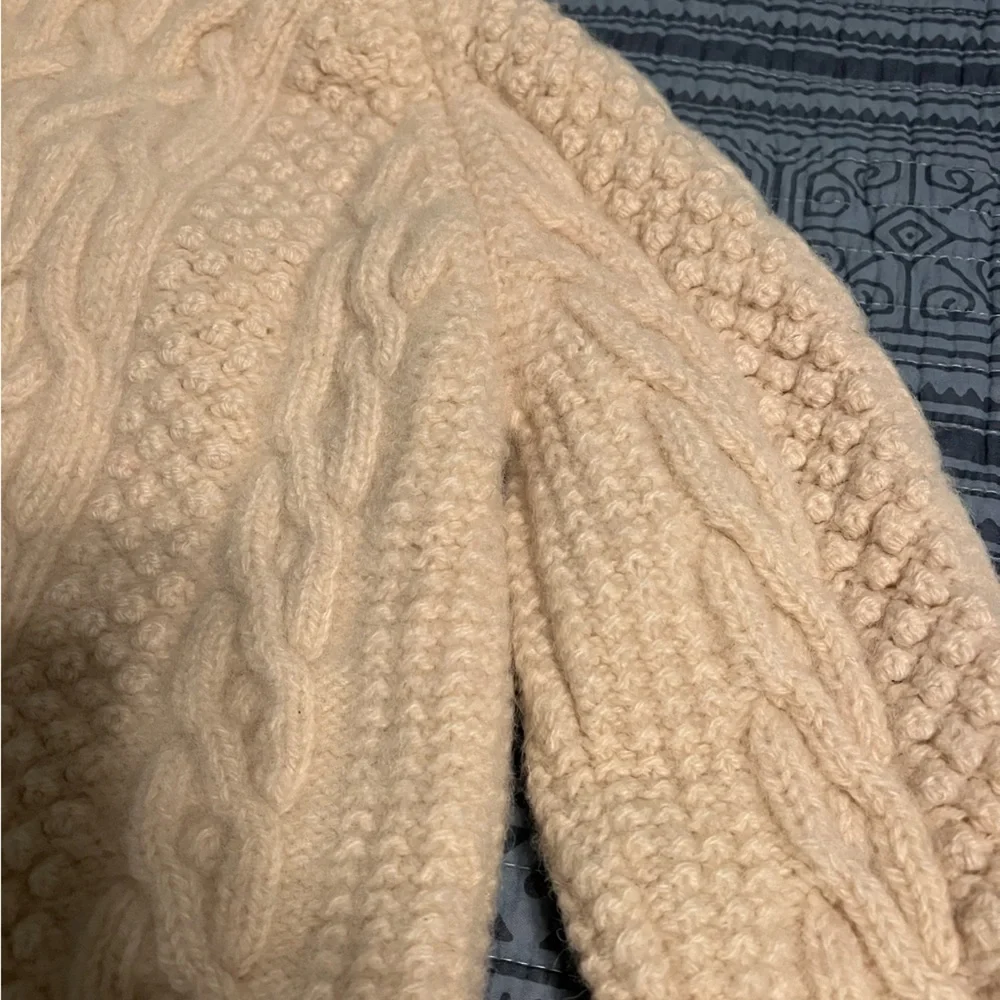 Women’s handmade 100% wool cable-knit sweater. Size approx XS. See measurements. - Picture 8 of 11